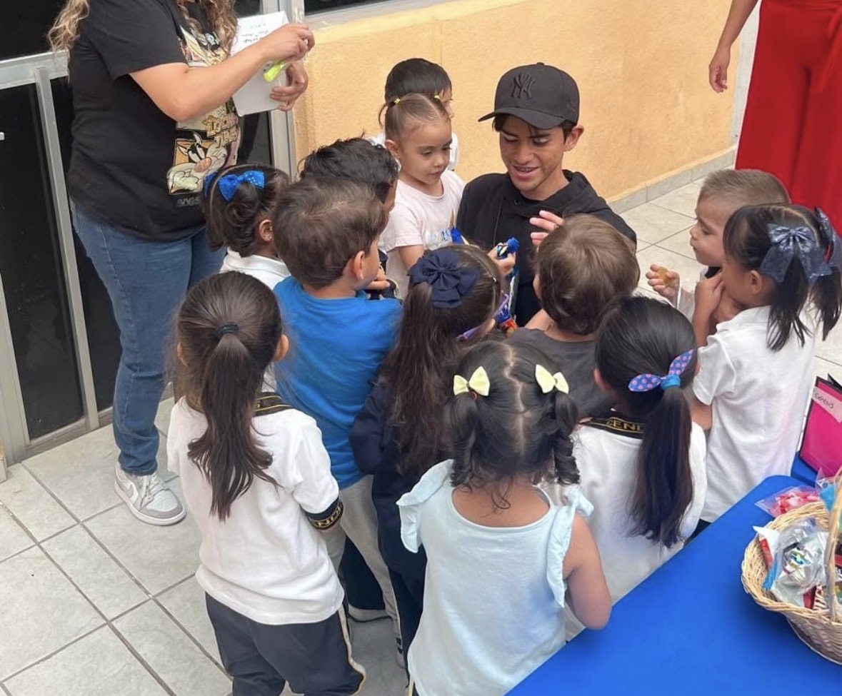 Heber Jesús Rodríguez Saucedo conviviendo con niñas y niños en actividad social